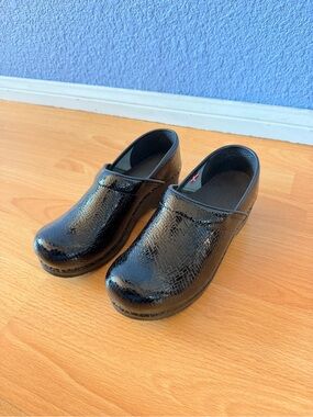 Sanita Signature Professional Black Patent Embossed Clogs EU 37 US 6.5-7